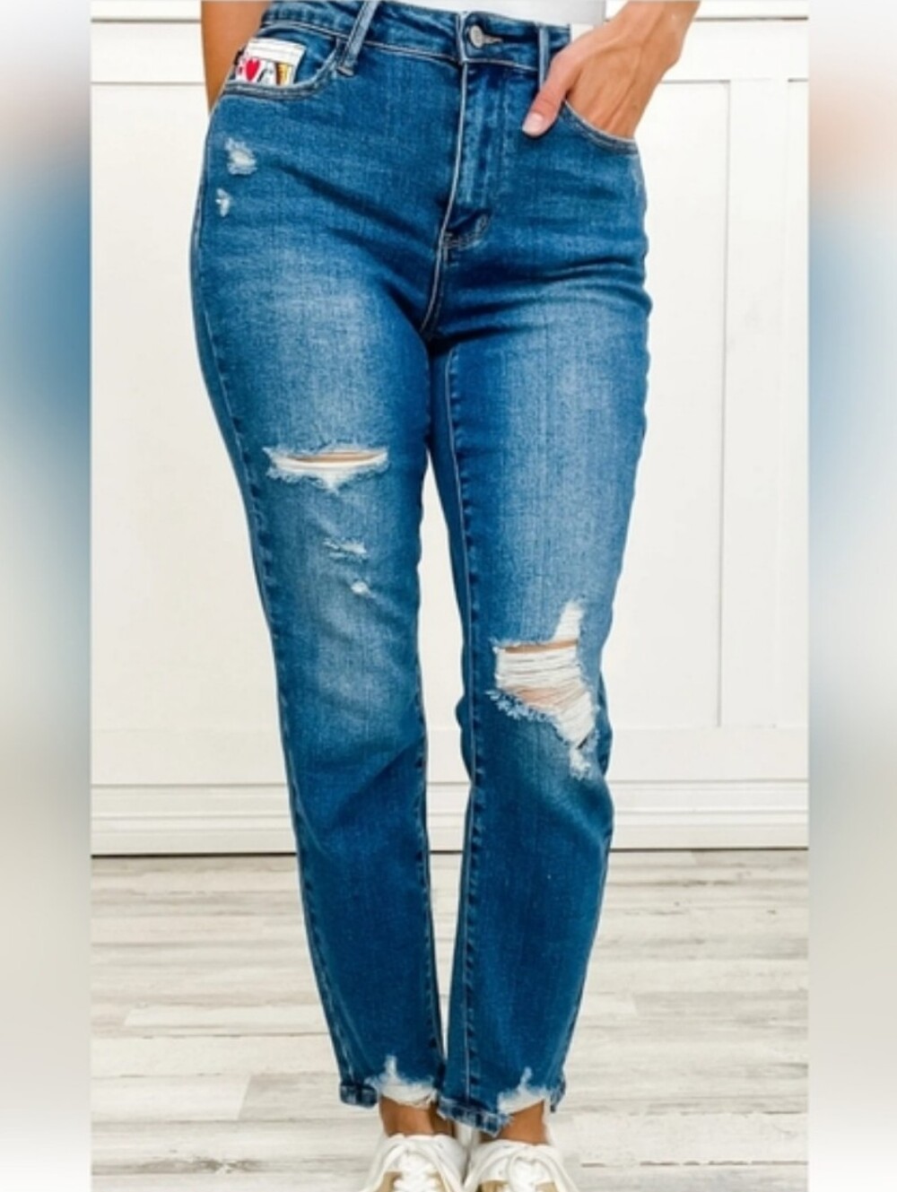 Judy Blue Jeans Women's 20W Queen Of Hearts Boyfriend Fit Distressed Stretch